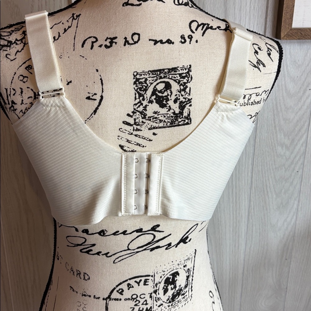 White Ribbed V-Neck Bralette - Picture 3 of 6